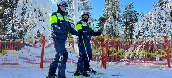 BIESZCZADY: Policjanci przypominają narciarzom o bezpieczeństwie na stoku [ZDJĘCIA]