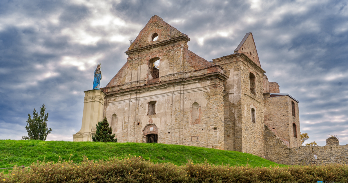 Ruiny Klasztoru Karmelitów Bosych w Zagórzu. Miejsce, gdzie historia wciąż żyje [ZDJĘCIA]