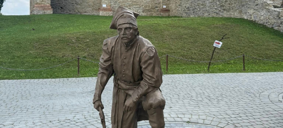 „Ostatni Obrońca” powrócił do Zagórza. Nowa rzeźba przy ruinach Klasztoru Karmelitów Bosych