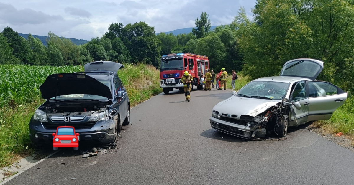Czołowe zderzenie osobówek na trasie Mrzygłód – Końskie [FOTO]