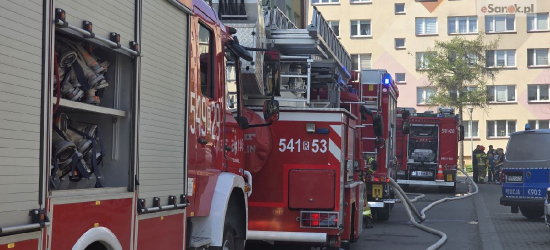 SANOK: Pożar piwnicy bloku przy ul. Cegielnianej. Ewakuowano mieszkańców! [VIDEO, ZDJĘCIA]