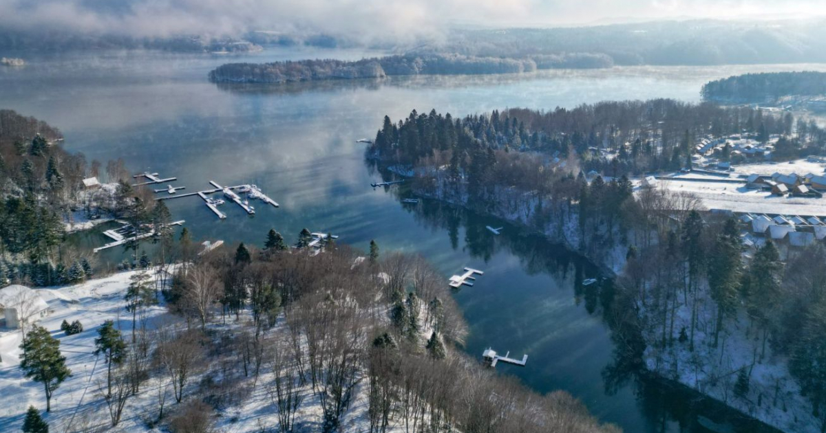 O krok od tragedii w Polańczyku. Samochód dostawczy wpadł do jeziora [ZDJĘCIA]