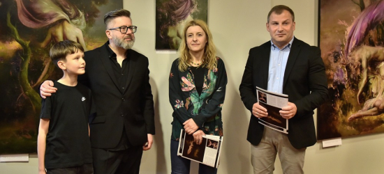 „MIEJSCE POZA CZASEM” – Wernisaż Jana Szczepkowskiego w Sanoku (ZDJĘCIA)