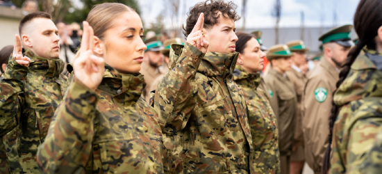 Nowi funkcjonariusze w szeregach Straży Granicznej. Ślubowanie i awanse [VIDEO, ZDJĘCIA]
