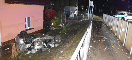 Nocny pościg jak z filmu! 20-latek pędził 200 km/h, dachował na posesji i uciekał pieszo [VIDEO, ZDJĘCIA]