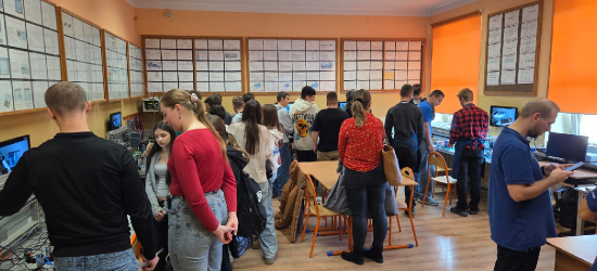 Dni Otwarte w ZS2 w Sanoku. Ósmoklasiści odkrywali „Mechanika od środka” [ZDJĘCIA]