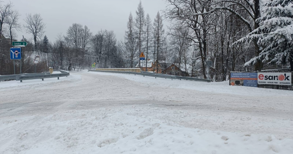 Sypnęło śniegiem. Niebezpiecznie na drogach [ZDJĘCIA]