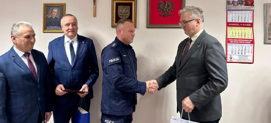 POLSKA112: Burmistrz i starosta z gratulacjami dla najlepszego policjanta w Polsce (ZDJĘCIA)