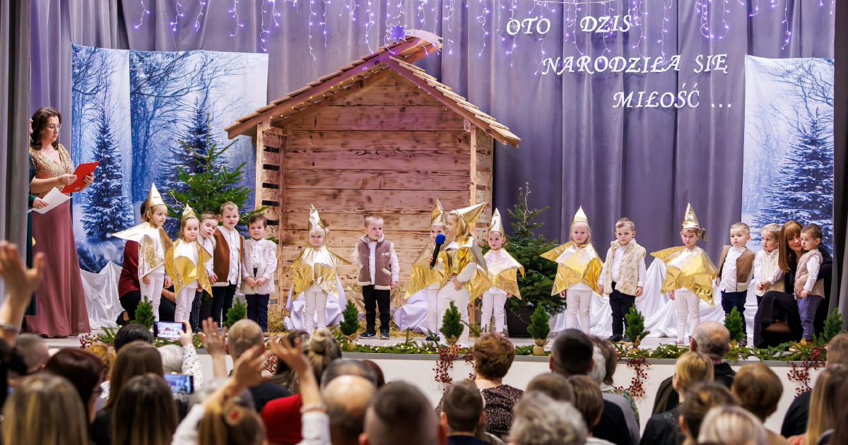 „Oto dziś narodziła się miłość” – przedszkolaki z Nowosielec zachwyciły publiczność Jasełkami [ZDJĘCIA]