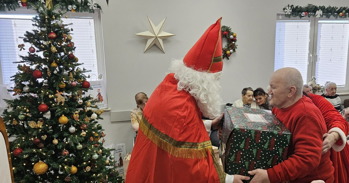 Pomagali Świętemu Mikołajowi. Wzruszająca akcja dla podopiecznych DPS „Światło Nadziei” [ZDJĘCIA]