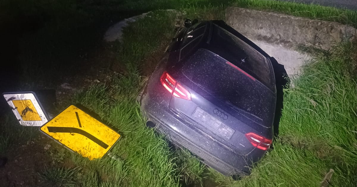 23-latek stracił panowanie nad pojazdem i wpadł do rowu [ZDJĘCIA]