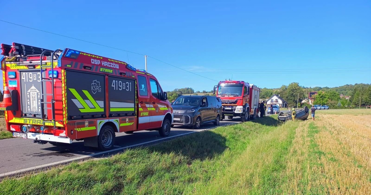 TRZESIONÓW. Stracił panowanie nad Fiatem i dachował [ZDJĘCIA]