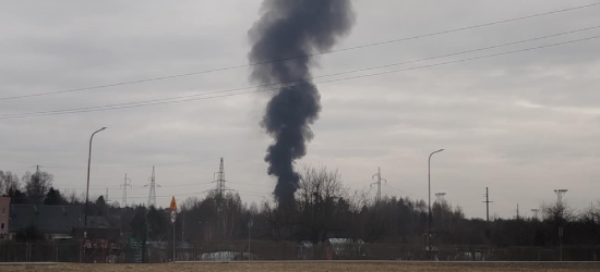 SANOK: Pożar na szrocie pojazdów. Czarne kłęby dymu (FOTO)