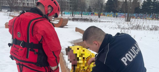 RZESZÓW: Szokujące sceny na Wisłoku. Spacer po lodzie mógł skończyć się tragedią [ZDJĘCIA]