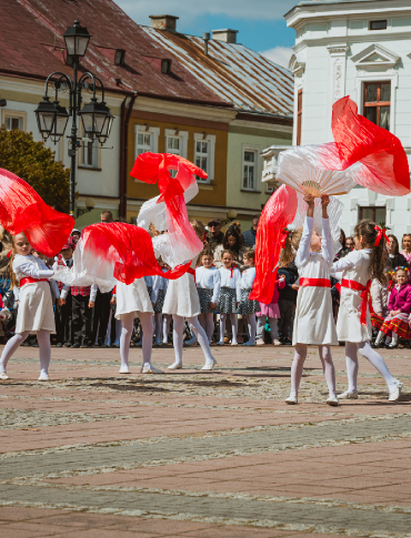 „Przedszkolaki z Biało-Czerwoną”. Lekcja patriotyzmu na sanockim Rynku [ZDJĘCIA]