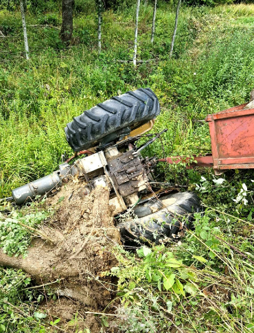 BIESZCZADY: Wypadek z udziałem ciągnika rolniczego. Interweniowały służby [ZDJĘCIA]