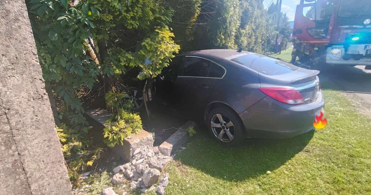 Groźnie wyglądające zdarzenie w Mrzygłodzie. Auto uderzyło w ogrodzenie [ZDJĘCIA]