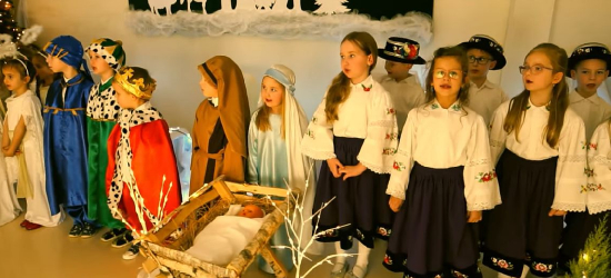 Bożonarodzeniowy klimat w Pakoszówce w wykonaniu najmłodszych [VIDEO]