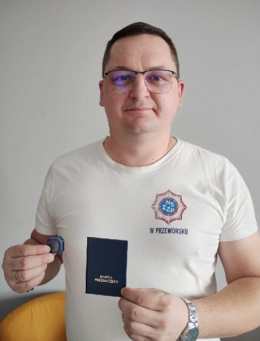 Policjant z Kańczugi uratował życie. Oddał szpik dla genetycznego bliźniaka