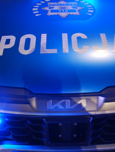 Siedział na chodniku w mroźną noc. Był kompletnie pijany i wychłodzony