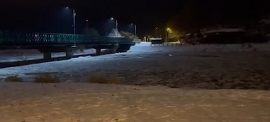 SANOK. Kra na Sanie. Duże kawałki lodu piętrzą się niedaleko mostu (VIDEO)