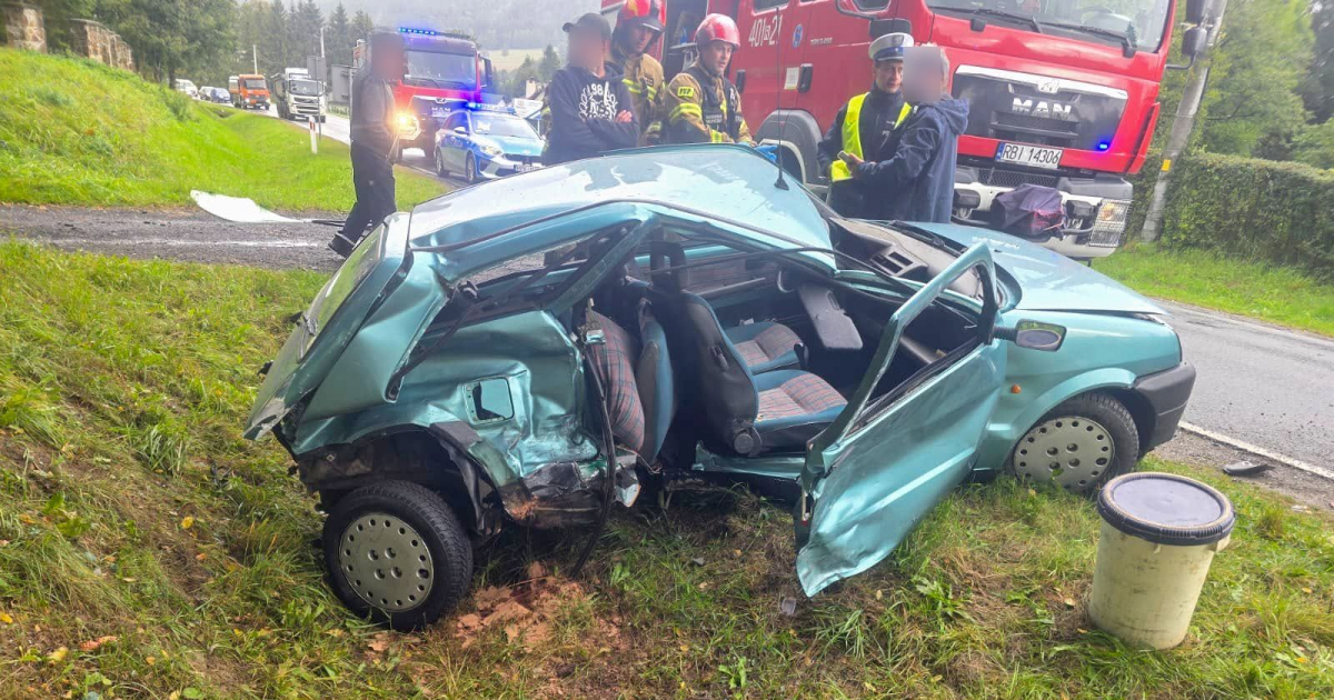 USTRZYKI DOLNE: Zderzenie dwóch pojazdów. Jedna osoba trafiła do szpitala [ZDJĘCIA]