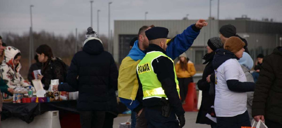Policjanci zabezpieczają przejścia graniczne oraz punkty recepcyjne (ZDJĘCIA)