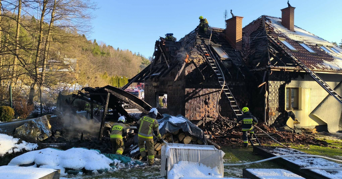 Groźny pożar w Bykowcach. Strażacy walczyli z ogniem kilka godzin