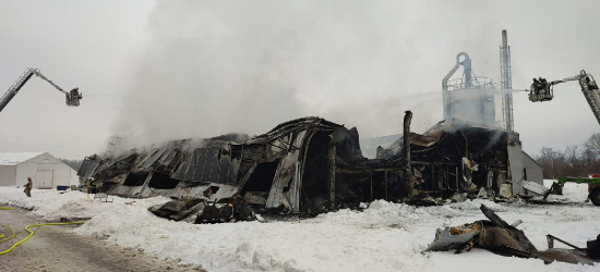 PILNE: Pożar hali produkcyjnej w Zagórzu. Dach budynku runął [ZDJĘCIA]