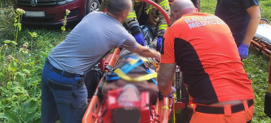Upadek na leśnym szlaku. Strażacy z Haczowa ewakuowali nieprzytomnego rowerzystę [FOTO]