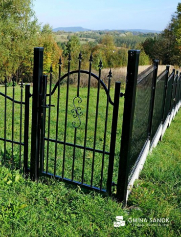 GMINA SANOK: Nowe ogrodzenia na cmentarzach w Płowcach i Stróżach Małych (ZDJĘCIA)