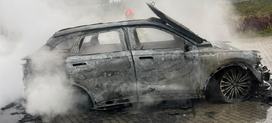 Osobówka stanęła w ogniu podczas kontroli! Policjanci ruszyli z pomocą [ZDJĘCIA]