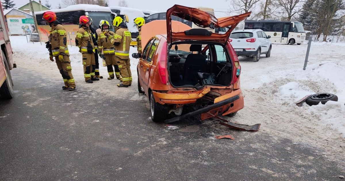 Kolizja dwóch pojazdów w Humniskach. Dwie osoby poszkodowane [ZDJĘCIA]
