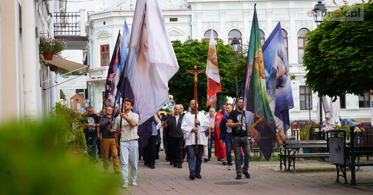 Lipcowy Męski Różaniec przeszedł ulicami Sanoka [ZDJĘCIA]