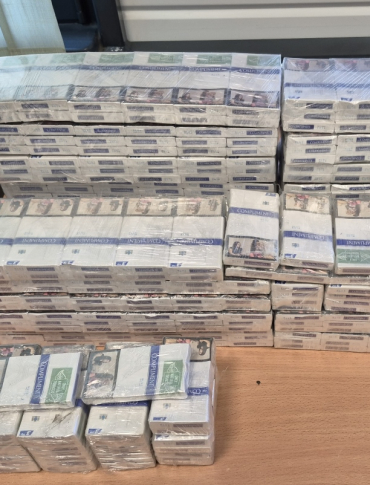 Pomysłowość przemytników nie zna granic. Papierosy w baku i podsufitce [ZDJĘCIA]