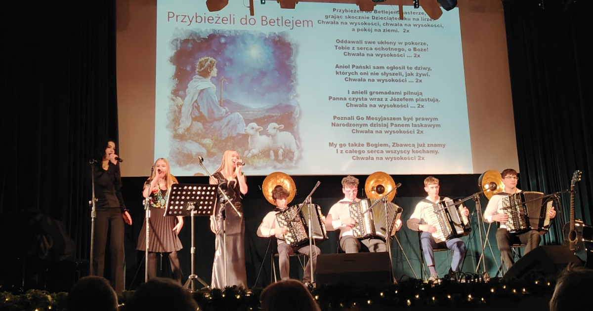 IWONICZ ZDRÓJ: Kolędowo-karnawałowy koncert sanockich muzyków porwał publiczność [VIDEO]