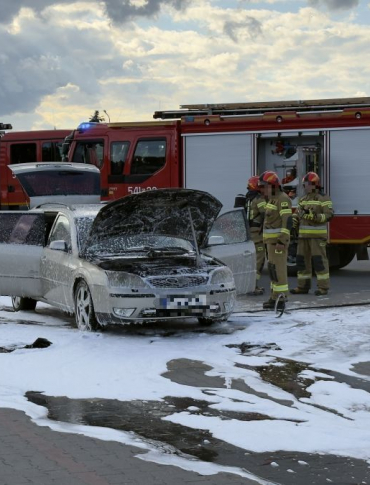 SANOK: Pożar samochodu na parkingu pod supermarketem [VIDEO, ZDJĘCIA]