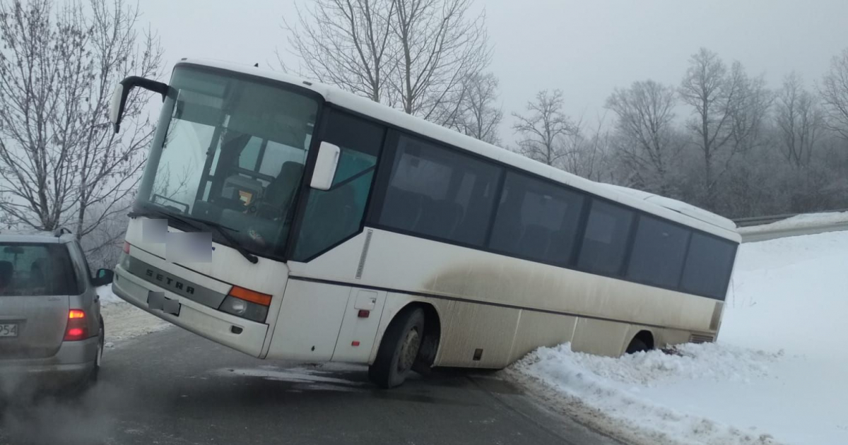 IZDEBKI: Groźne zdarzenie na serpentynach. Autokar wypadł z drogi i zsunął się do rowu [ZDJĘCIA]