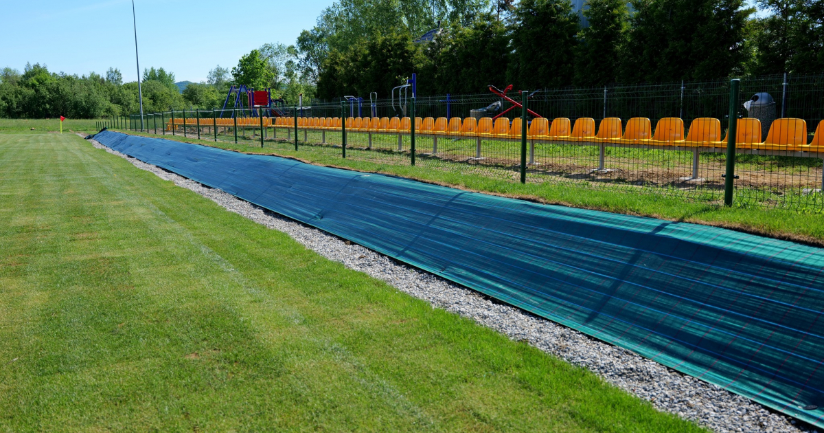 Nowa jakość dla piłkarzy i kibiców! Kolejna inwestycja sportowa w Gminie Sanok zakończona [ZDJĘCIA]