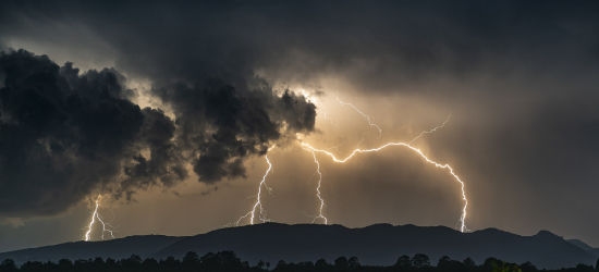 Burze nad powiatem sanockim! Ostrzeżenie IMGW pierwszego stopnia
