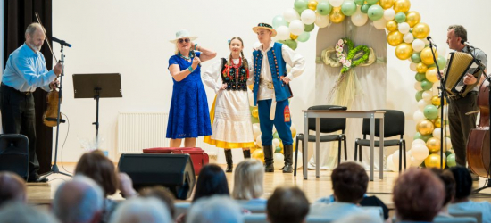 Folkowo i wzruszająco. Seniorzy świętowali Dzień Matki w Centrum Usług Senioralnych [ZDJĘCIA]