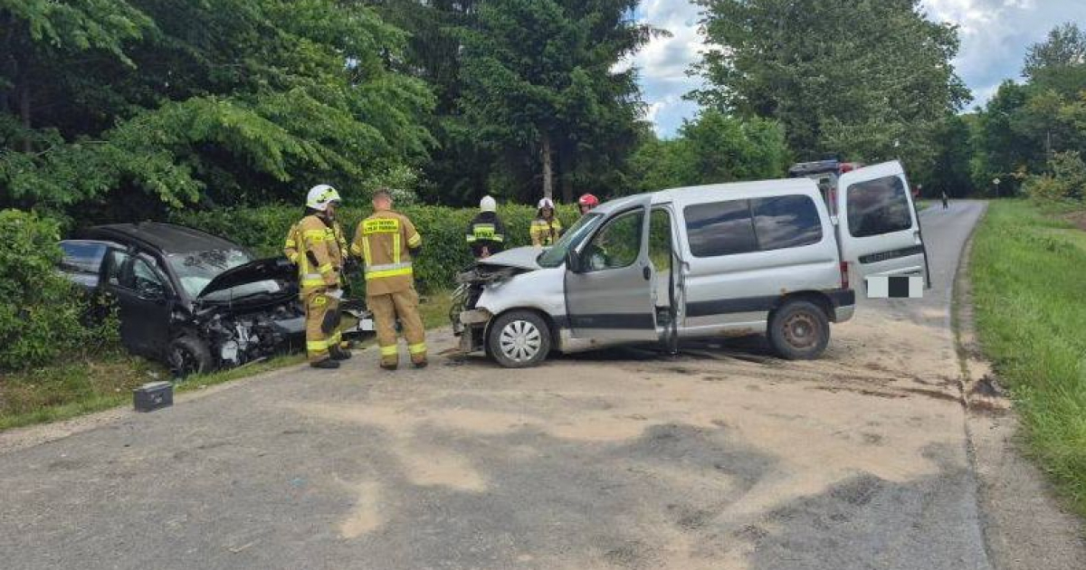 PODKARPACIE: Zderzenie czołowe dwóch osobówek, cztery osoby w szpitalu