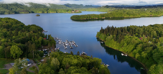 Samochód osobowy zsunął się do Jeziora Solińskiego [ZDJĘCIA]