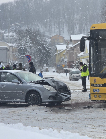 SANOK: Zderzenie autobusu miejskiego z osobówką. Jedna osoba ranna [VIDEO, ZDJĘCIA]