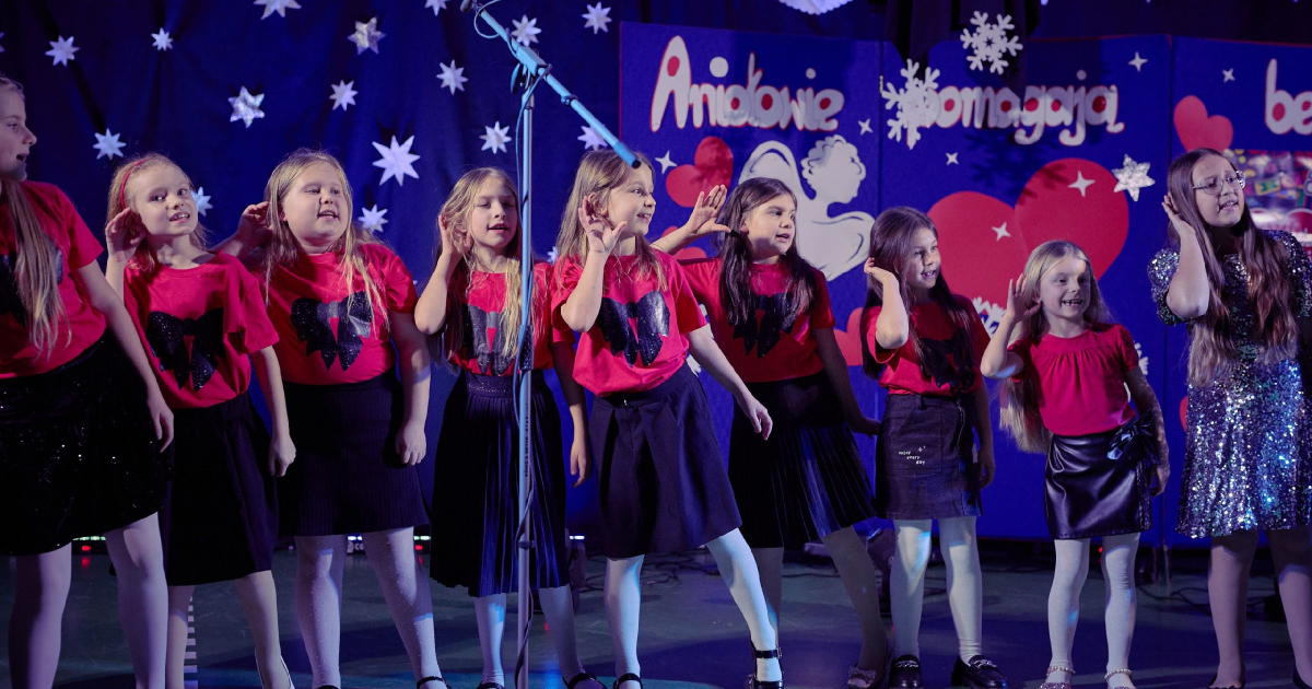 „Aniołowie pomagają bez fajerwerków”. Wyjątkowy koncert w SP 6 w Sanoku [VIDEO]