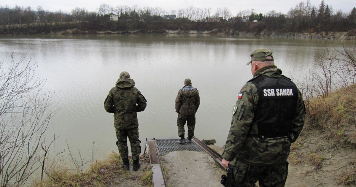 Straż Rybacka i ucieczka przez rzekę. Wędkarz porzucił sprzęt i wskoczył do Wisłoka [ZDJĘCIA]