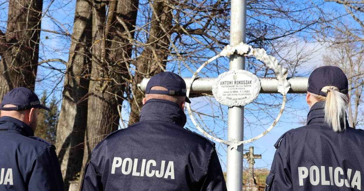 POWIAT BIESZCZADZKI: Policjanci oddali hołd poległym funkcjonariuszom