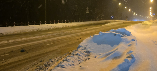 DOMARADZ: Nietrzeźwa kobieta leżała na drodze. Szybka reakcja świadka zapobiegła tragedii