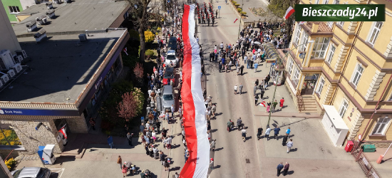 SANOK: Biało-czerwony pochód i 100-metrowa flaga. Uroczyście świętowano 235. rocznicę uchwalenia Konstytucji 3 Maja [VIDEO, ZDJĘCIA]