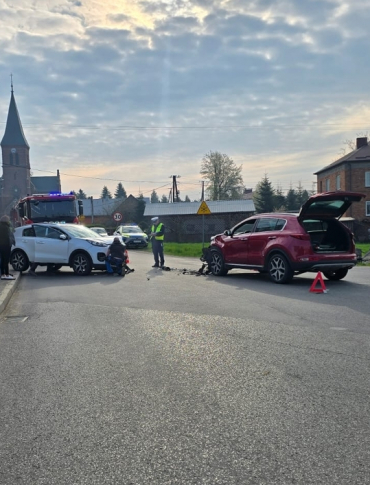 Groźne zderzenie dwóch osobówek w Trześniowie. Jedna osoba trafiła do szpitala [ZDJĘCIA]